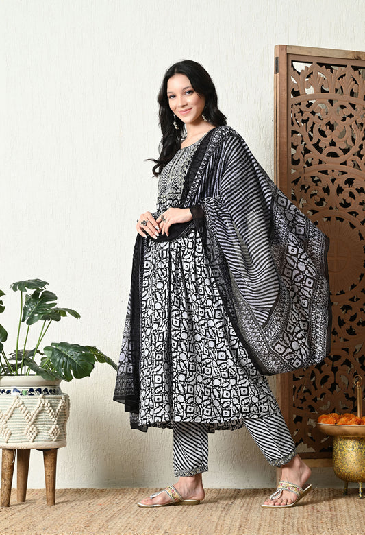 Women Black Nyra Cut kurta pant with dupatta